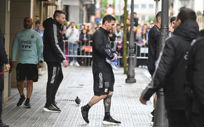 Leo Messi sale del hotel Domine en el marco de la concentración de la selección argentina que está llevando a cabo en Bilbao. Leo Messi sale del hotel Domine en el marco de la concentración de la selección argentina que está llevando a cabo en Bilbao.