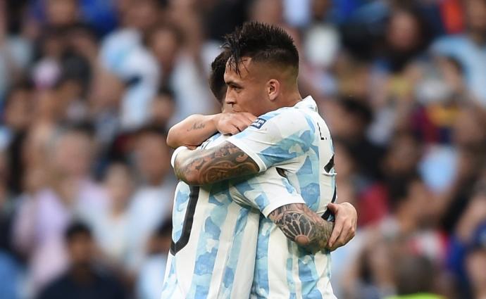 Messi y Lautaro celebran uno de los goles a Italia.