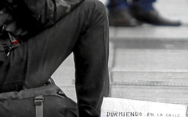 Lerro hauekin batera doan artxiboko irudian, gizon batek dirua eskatzen du kalean. Argazkia: Jorge Muñoz