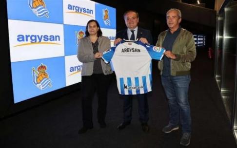 Los representantes de Argysan posan con Jokin Aperribay y la camiseta txuri-urdin Los representantes de Argysan posan con Jokin Aperribay y la camiseta txuri-urdin