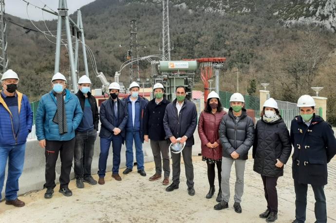 Irujo visita la subestación eléctrica de Aribe que facilitará el desarrollo socioeconómico de la zona