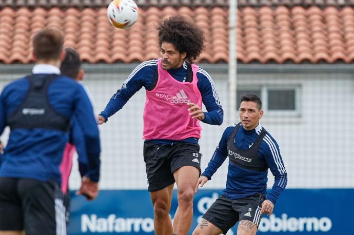 Aridane remata un balón durante un entrenamiento en Tajonar.