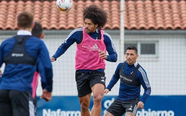 Aridane remata un balón durante un entrenamiento en Tajonar.