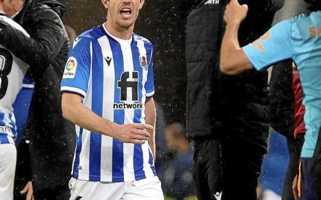 Aritz se dirige al cuarto árbitro después de ser expulsado frente al Valencia