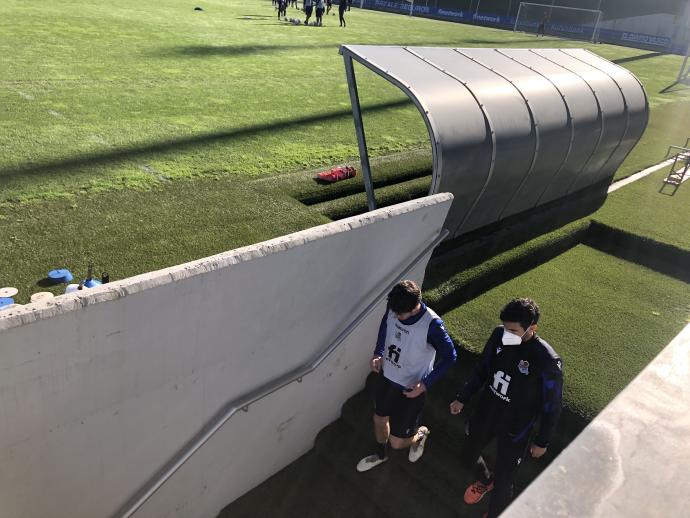 Aritz abandona el campo de entrenamiento en compañía del fisio Iñaki Ayuela