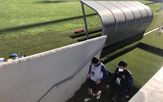 Aritz abandona el campo de entrenamiento en compañía del fisio Iñaki Ayuela