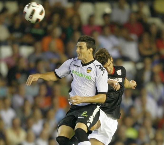 Aritz Aduriz pugna por el balón con Aitor Ocio en un duelo entre el Valencia y el Athletic.