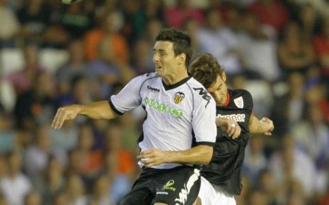 Aritz Aduriz pugna por el balón con Aitor Ocio en un duelo entre el Valencia y el Athletic. Aritz Aduriz pugna por el balón con Aitor Ocio en un duelo entre el Valencia y el Athletic.