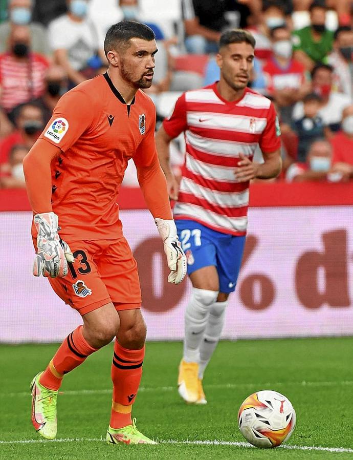 Ryan se dispone a golpear el balón con el pie en un lance del partido de ayer . Foto: Efe