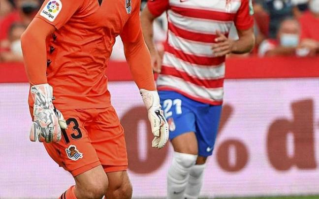 Ryan se dispone a golpear el balón con el pie en un lance del partido de ayer . Foto: Efe Ryan se dispone a golpear el balón con el pie en un lance del partido de ayer . Foto: Efe