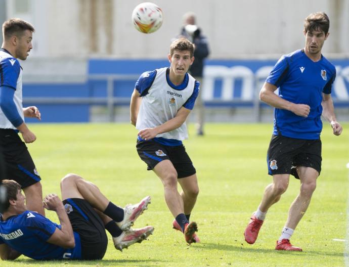 Aritz Elustondo, junto a Aihen Muñoz durante un entrenamiento en Zubieta.