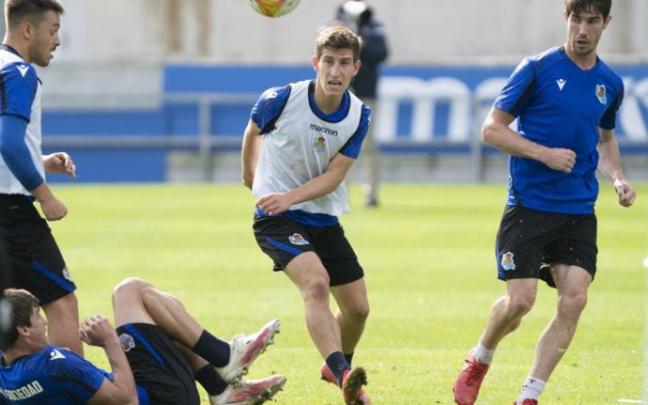 Aritz Elustondo, junto a Aihen Muñoz durante un entrenamiento en Zubieta.