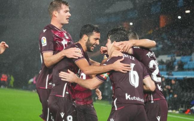 Los jugadores de la Real Sociedad celebran el 0-2, este jueves en Vigo.