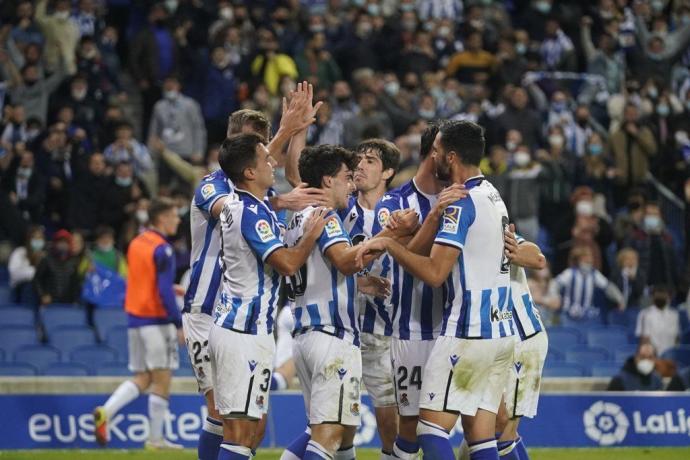 Aritz Elustondo celebra con sus compañeros el gol de Lobete.