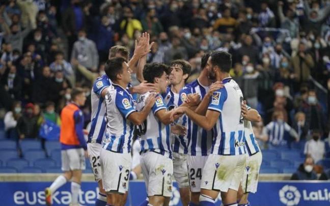 Aritz Elustondo celebra con sus compañeros el gol de Lobete. Aritz Elustondo celebra con sus compañeros el gol de Lobete.