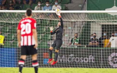 Julen Agirrezabala, que debutó con nota en el Martínez Valero, despeja a córner un disparo de Morente.