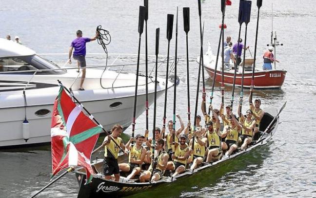 Los integrantes de la embarcación de Arkote celebran la victoria en Pasaia.
