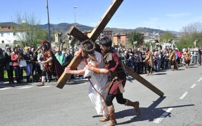 La Pasión Viviente de Arkotxa atrae a cientos de personas a Zaratamo.