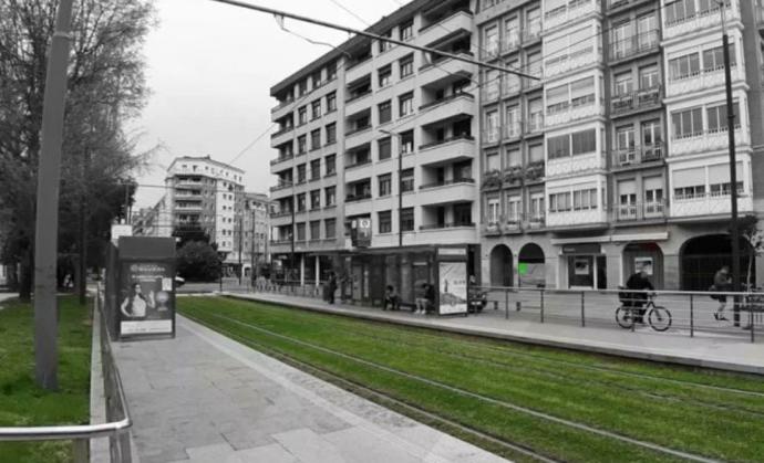 Panorámica de la ubicación del nuevo establecimiento, con una cartel verde.