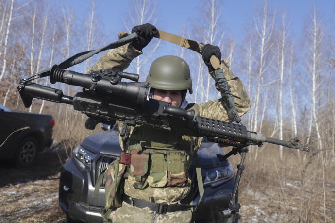 Un soldado ucraniano, en una posición militar cerca de Kiev.