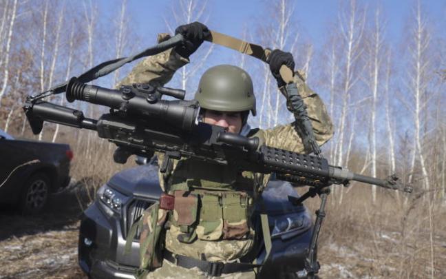 Un soldado ucraniano, en una posición militar cerca de Kiev.