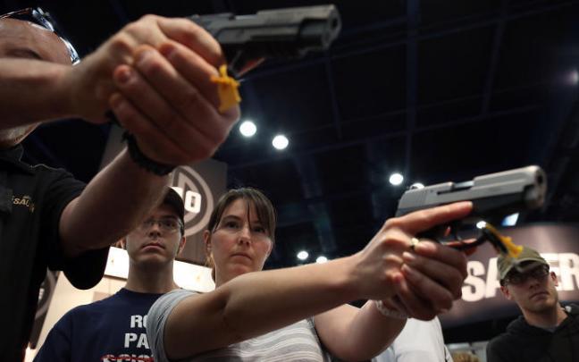 Participantes en una feria de armas en EEUU.