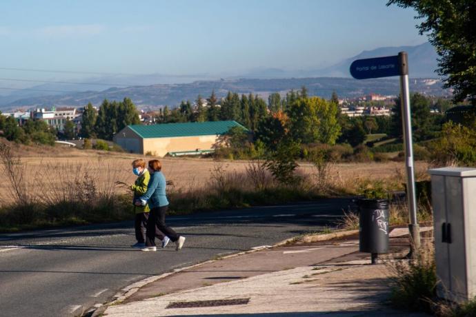 Personas andando por la calle Portal de Lasarte