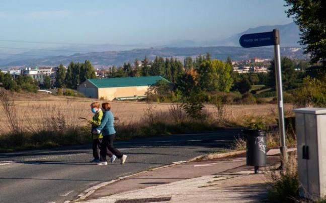 Personas andando por la calle Portal de Lasarte