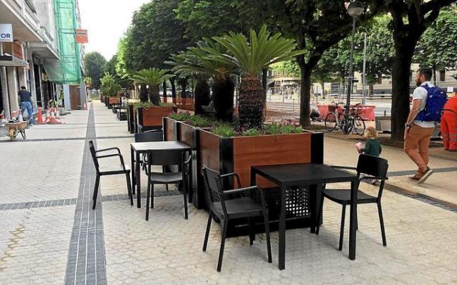 La avenida de Sancho el Sabio ha ganado en espacio para el uso de los peatones. Foto: Javi Colmenero