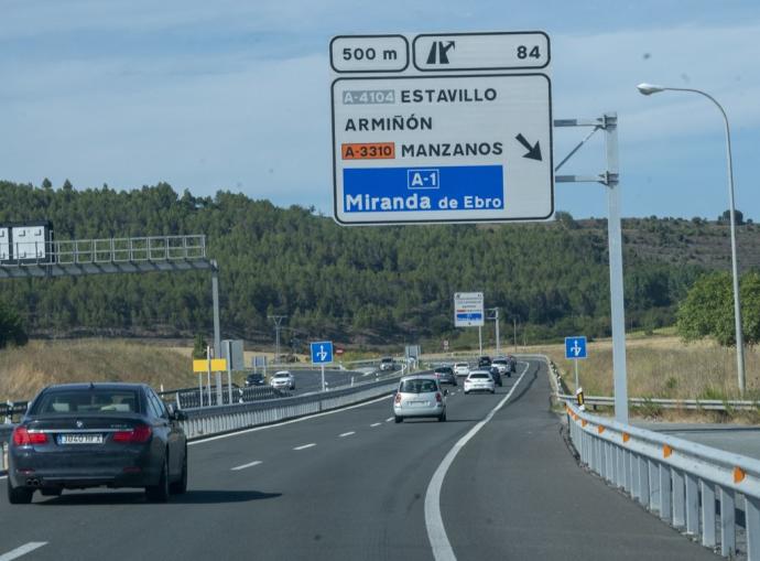 Coches circulando por la carretera N-1 en la señal de acceso a Armiñón,