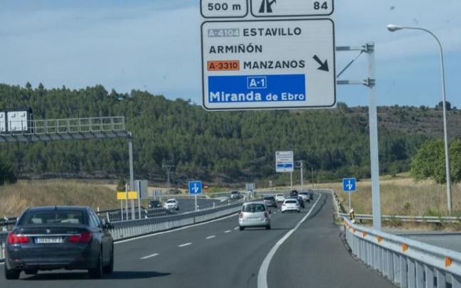 Coches circulando por la carretera N-1 en la señal de acceso a Armiñón,