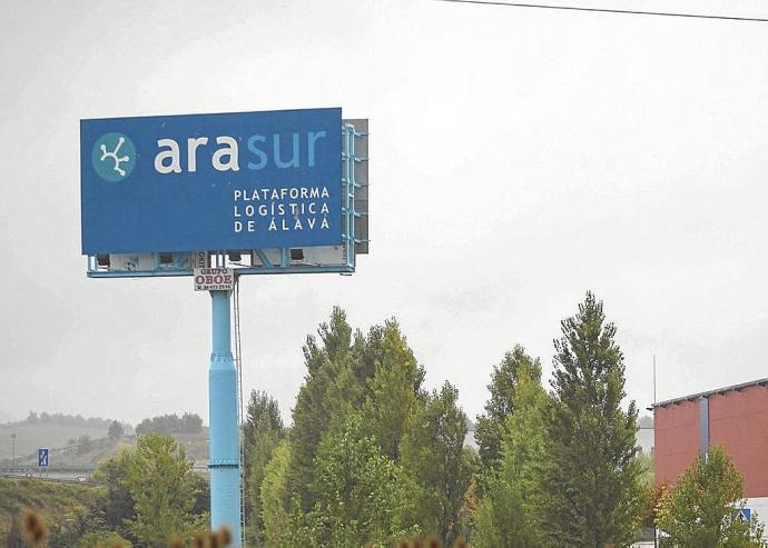 Cartel de Arasur en Ribabellosa. Foto: Jorge Muñoz