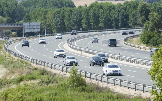 Tráfico denso en las cercanías del peaje de Armiñón de la AP-1