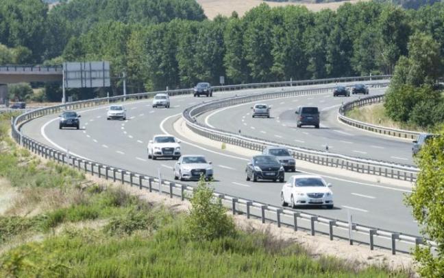 Tráfico denso en las cercanías del peaje de Armiñón de la AP-1