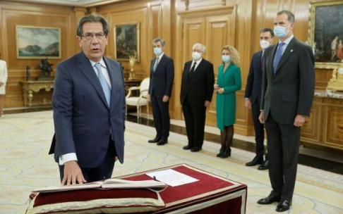 Enrique Arnaldo jura su cargo como miembro del Tribunal Constitucional ante el rey Felipe VI. Enrique Arnaldo jura su cargo como miembro del Tribunal Constitucional ante el rey Felipe VI.