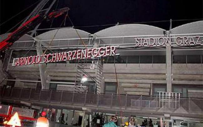 Imagen de una grúa procediendo a suprimir el cartel con el nombre Arnold Schwarzennegger, en Graz, en 2005. Imagen de una grúa procediendo a suprimir el cartel con el nombre Arnold Schwarzennegger, en Graz, en 2005.