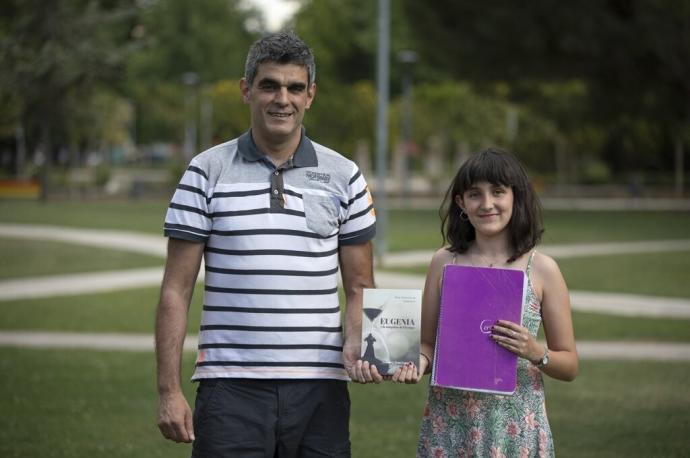 Arturo y su hija Aroa, que han escrito un libro juntos.