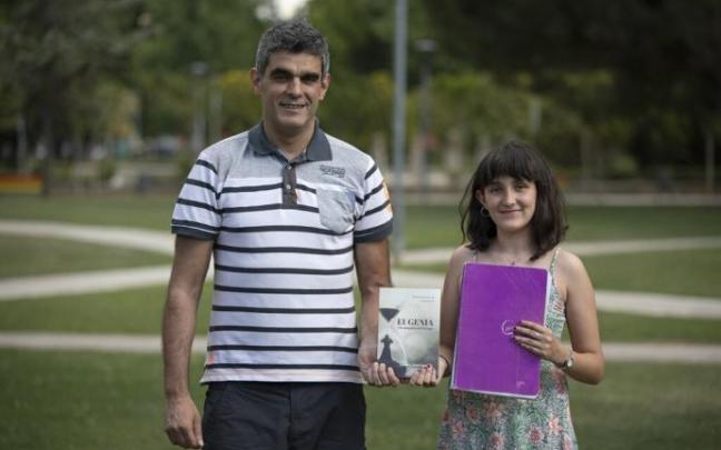 Arturo y su hija Aroa, que han escrito un libro juntos.