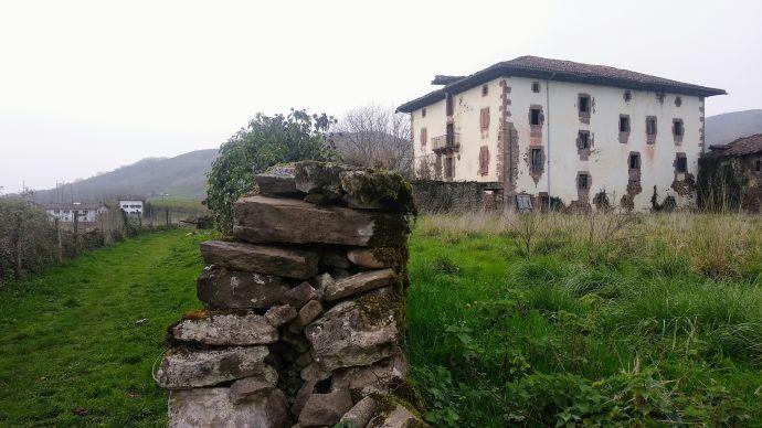 El Palacio de Aroztegia, un palacio con mucha historia a sus espaldas, sique siendo motivo de discusión en el valle.