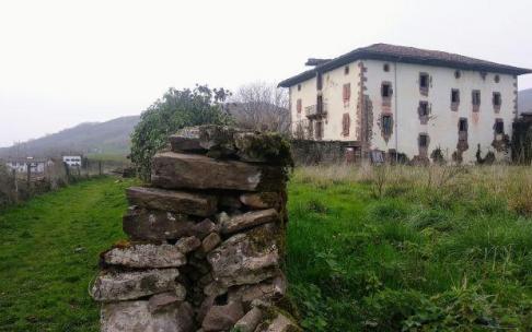 El Palacio de Aroztegia, un palacio con mucha historia a sus espaldas, sique siendo motivo de discusión en el valle. El Palacio de Aroztegia, un palacio con mucha historia a sus espaldas, sique siendo motivo de discusión en el valle.