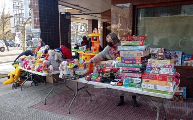 Los artículos de segunda mano cedidos por la población de Arratia se ponen a la venta una jornada de mercadillo. Los artículos de segunda mano cedidos por la población de Arratia se ponen a la venta una jornada de mercadillo.