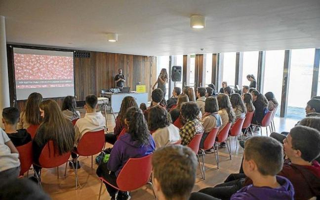 Charla a estudiantes sobre el euskera en redes sociales en las jornadas 'Sarean euskaraz'. Foto: Mikel Saiz