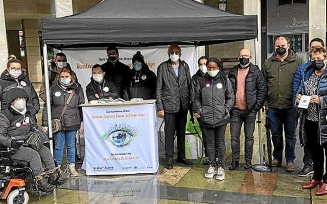 Inicio del arranque de la campaña ayer en Llodio. Foto: Cedida