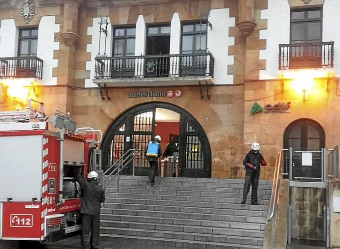 Bomberos desinfectan el exterior de la estación de tren central de Llodio.