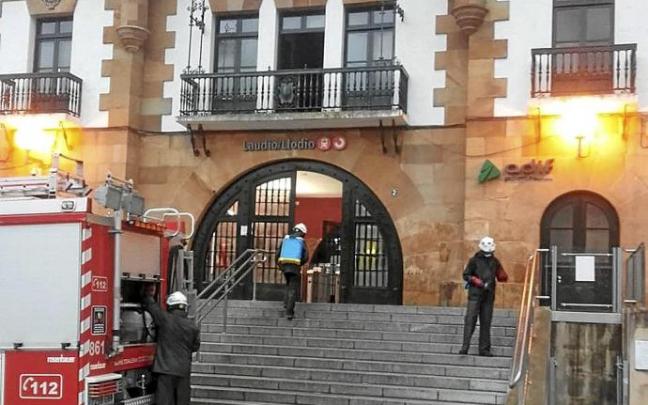 Bomberos desinfectan el exterior de la estación de tren central de Llodio. Bomberos desinfectan el exterior de la estación de tren central de Llodio.