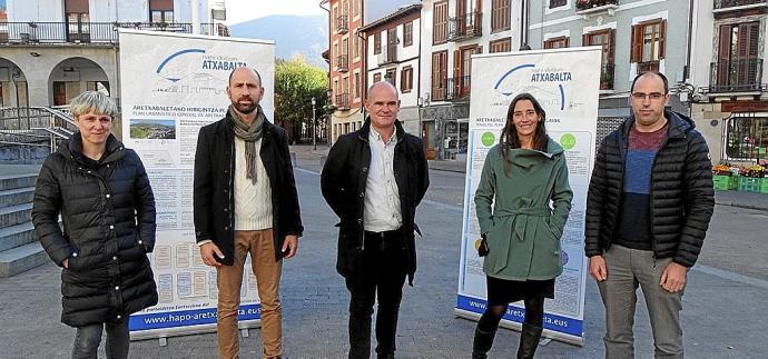 Murgiondo, Albizu, el alcalde Unai Elkoro, Belausteguigoitia y Larrabe, ayer, en la presentación.