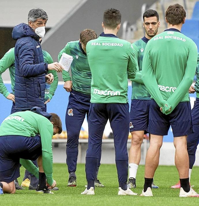 Imanol Alguacil se dirige a sus futbolistas en Zubieta, durante un entrenamiento de la pasada temporada.