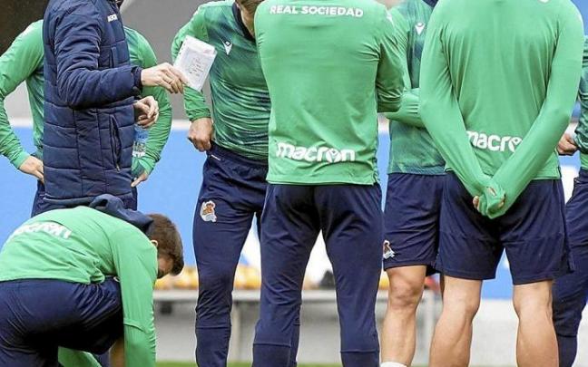 Imanol Alguacil se dirige a sus futbolistas en Zubieta, durante un entrenamiento de la pasada temporada.