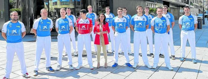 Los pelotaris que tomarán parte en el Torneo de San Fermín posan durante la presentación. Foto: Baiko