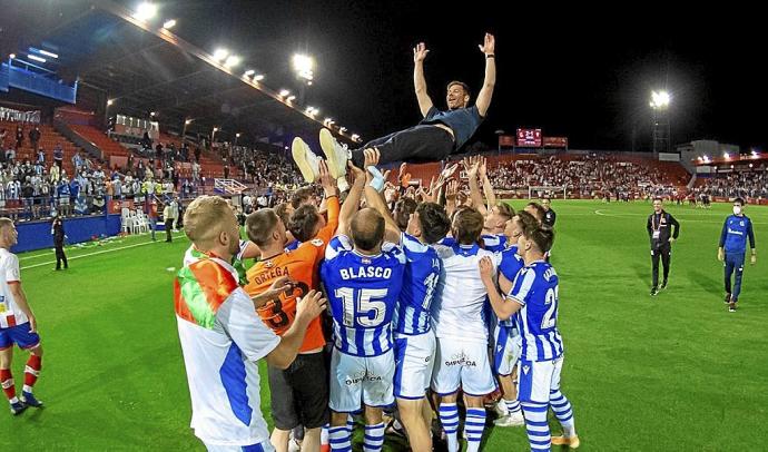 El Sanse celebra el ascenso manteando a Xabi Alonso. Foto: Real Sociedad